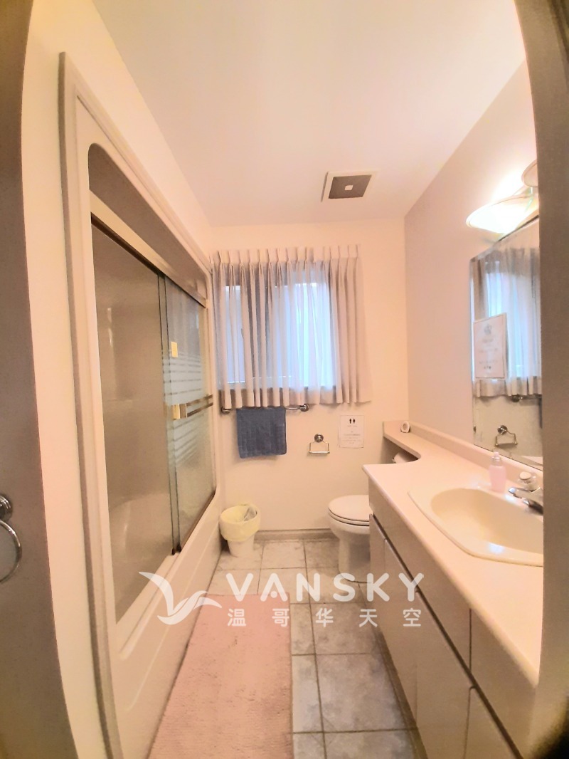 251007213248_250904 450 2F bath.jpg